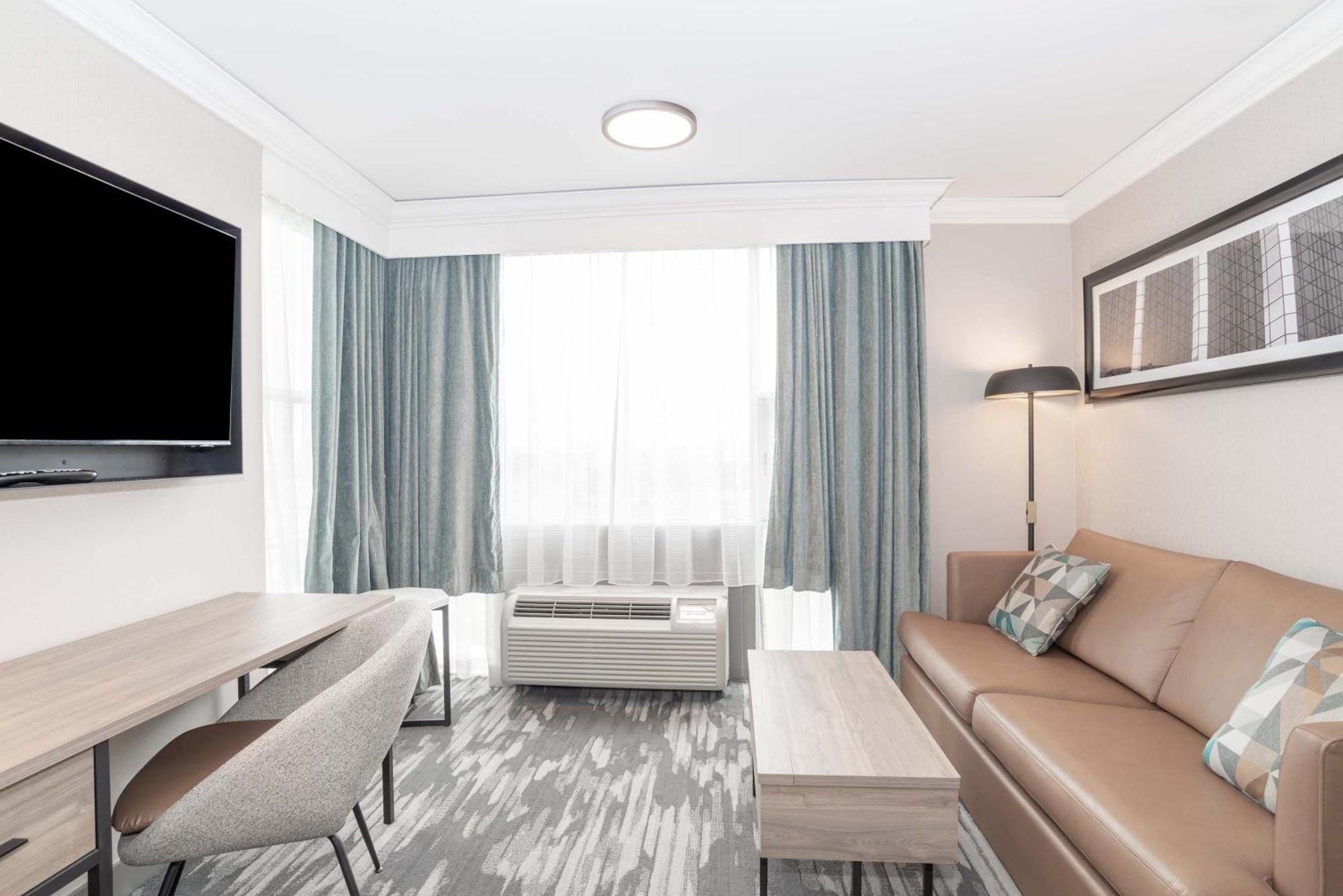 Sandman Signature Toronto Airport Hotel Exterior photo