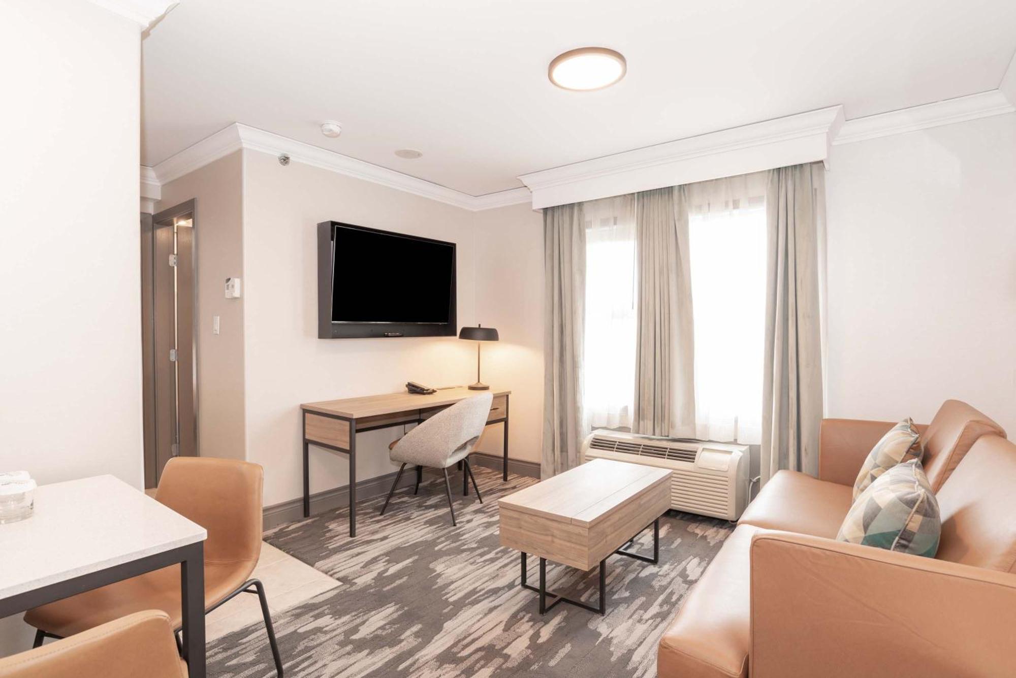 Sandman Signature Toronto Airport Hotel Exterior photo