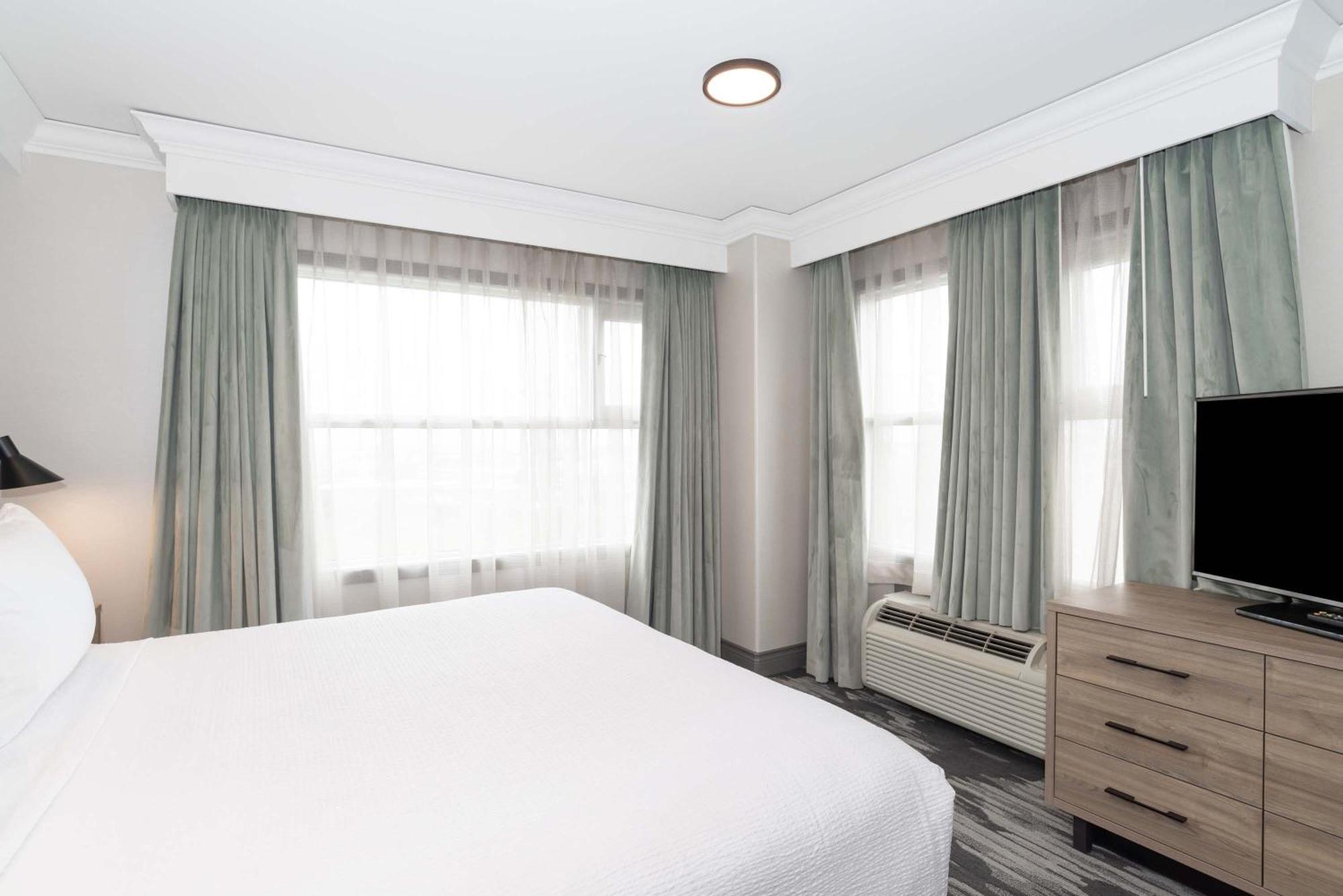 Sandman Signature Toronto Airport Hotel Exterior photo