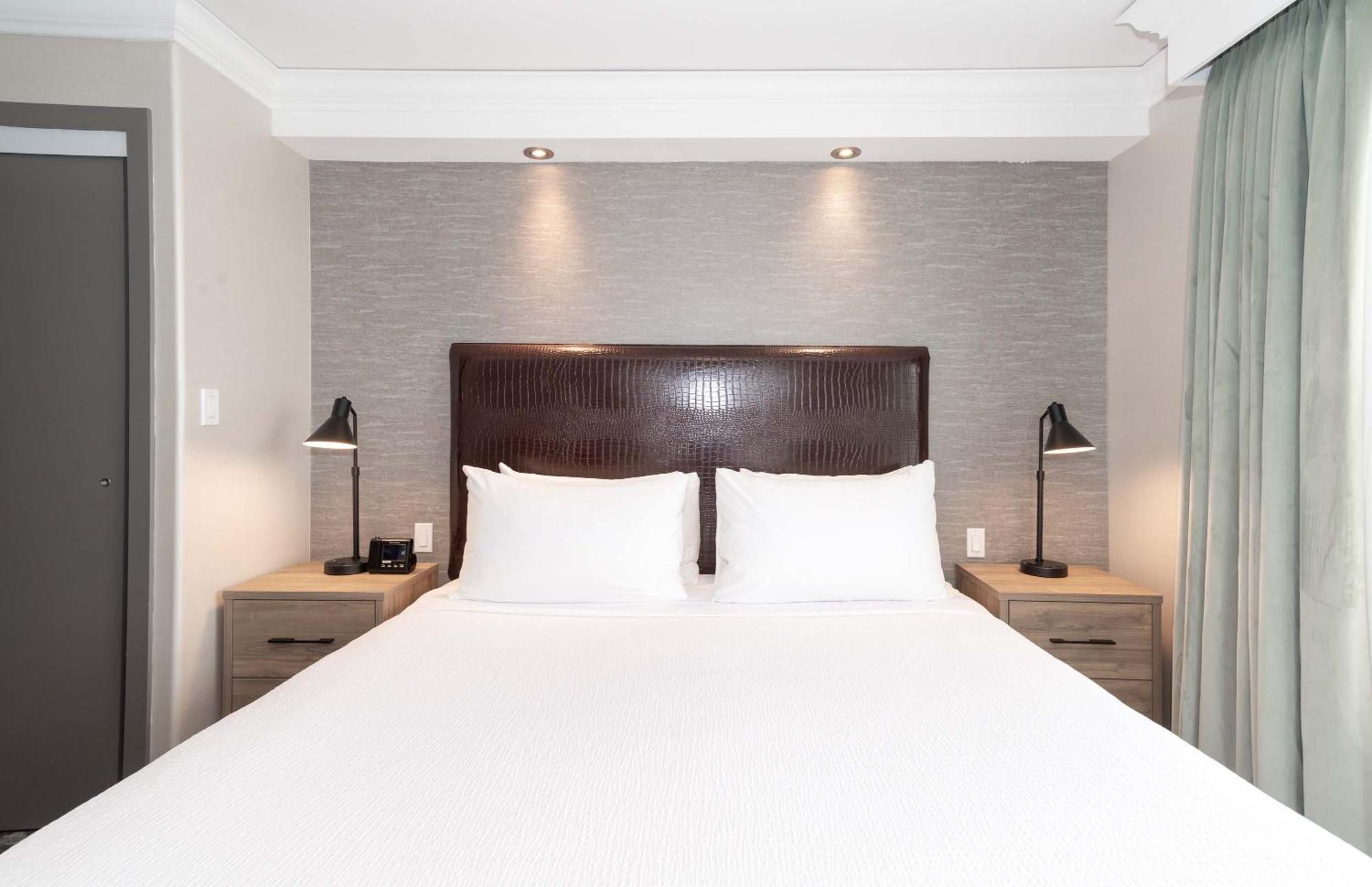 Sandman Signature Toronto Airport Hotel Exterior photo