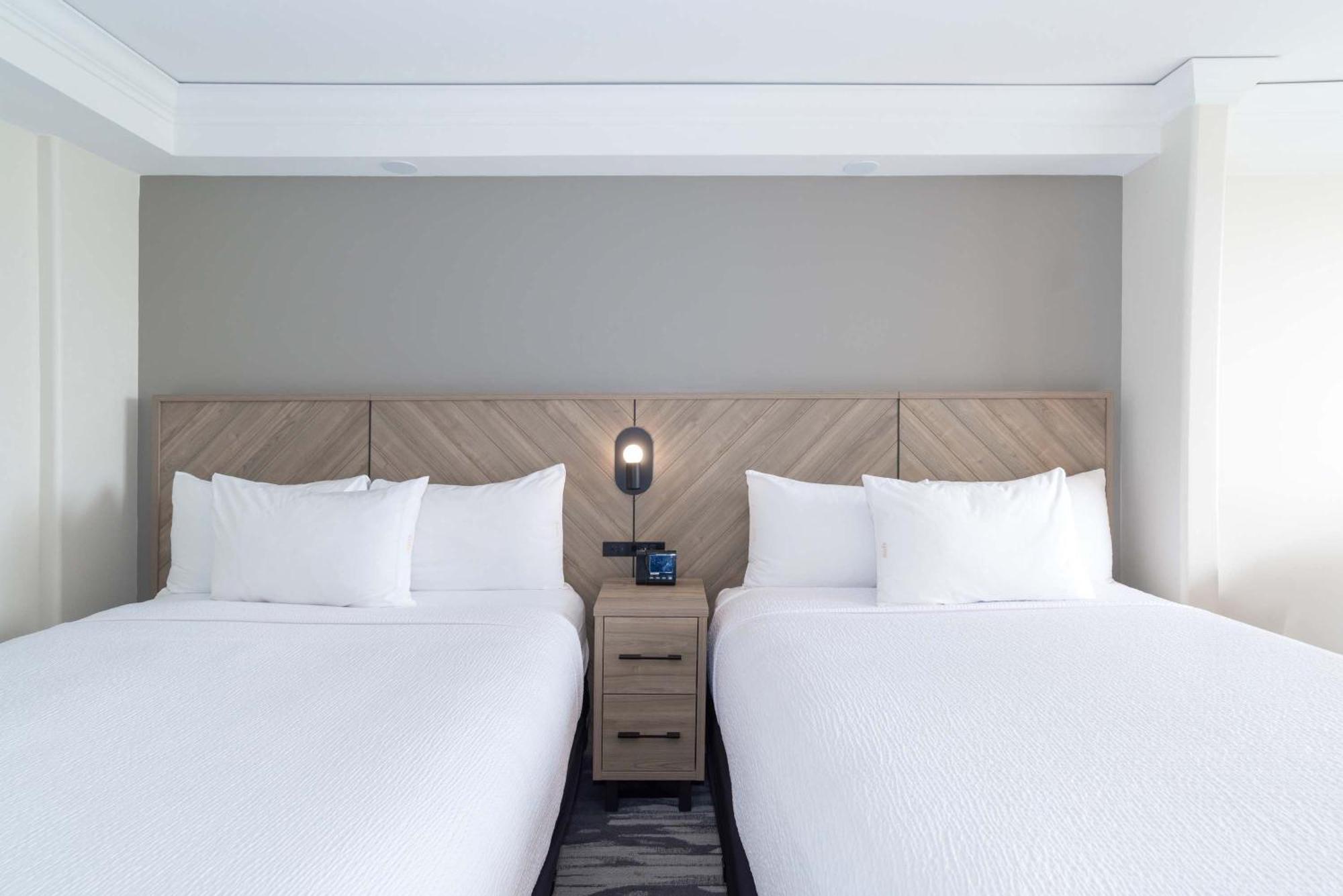 Sandman Signature Toronto Airport Hotel Exterior photo