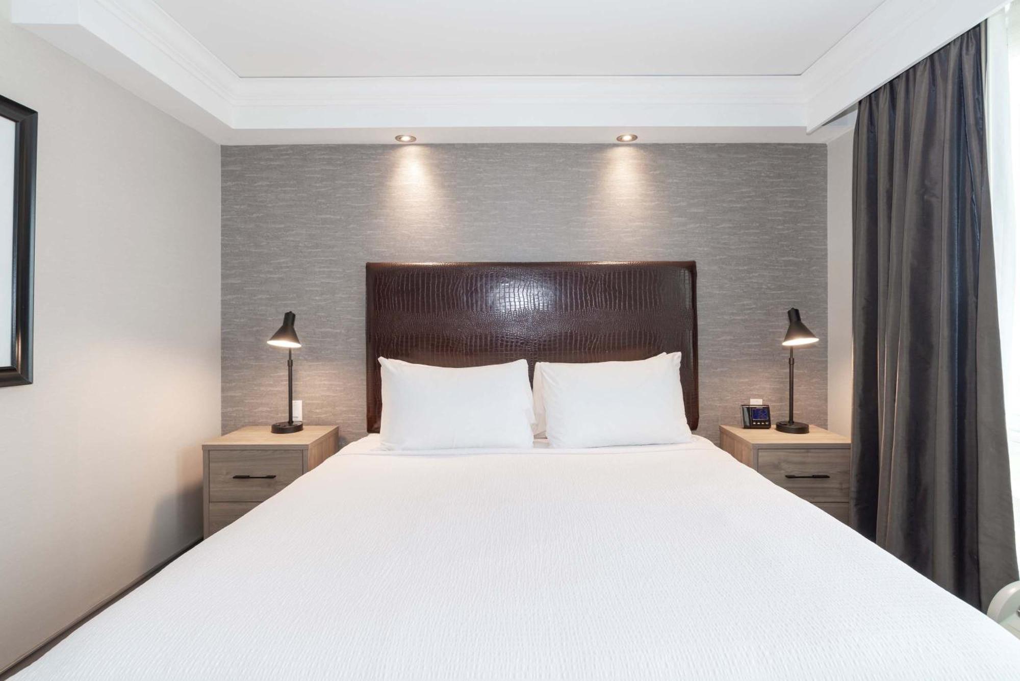 Sandman Signature Toronto Airport Hotel Exterior photo