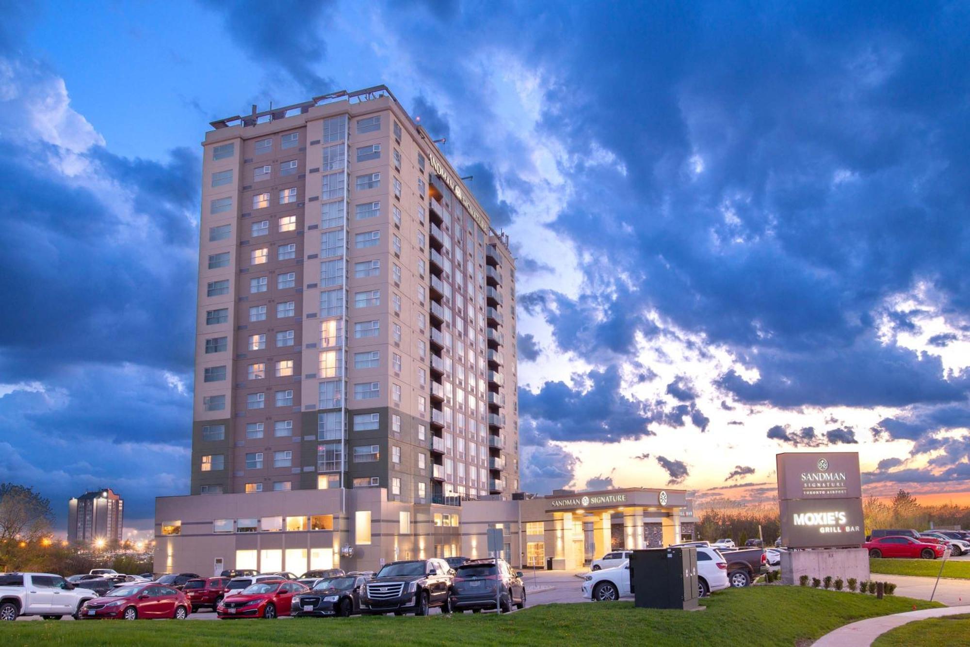 Sandman Signature Toronto Airport Hotel Exterior photo