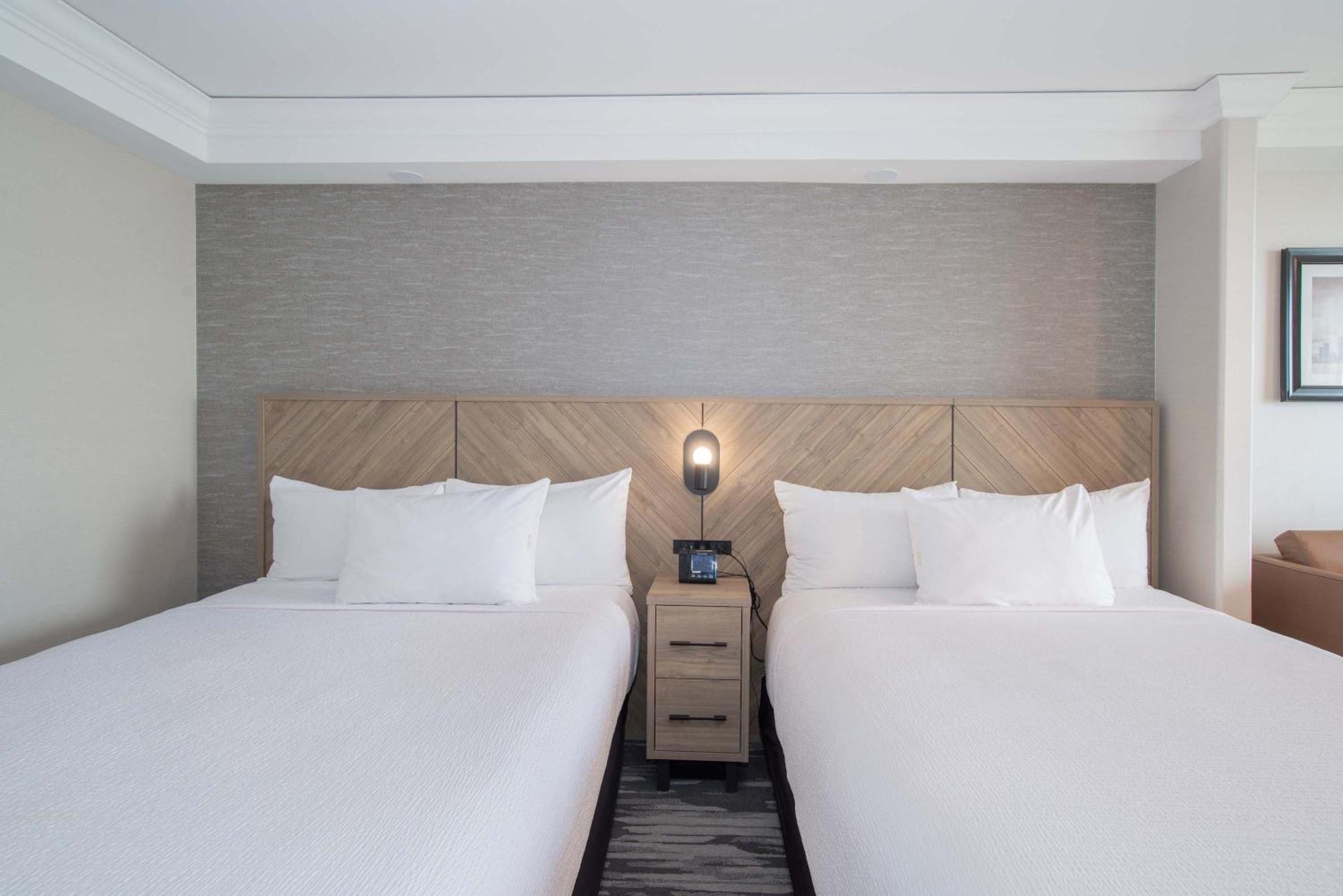 Sandman Signature Toronto Airport Hotel Exterior photo